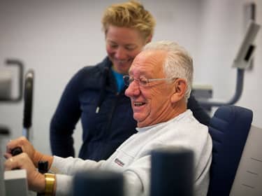 het plaatje toont een verzekerde die een behandeling krijgt bij een fysiotherapeut