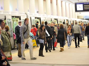 De foto toont mensen op het perron in Rotterdam