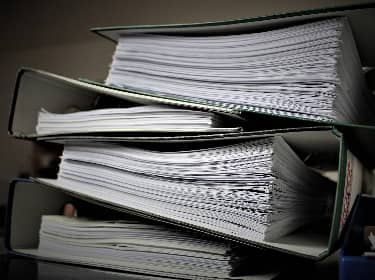 De foto toont archiefmappen