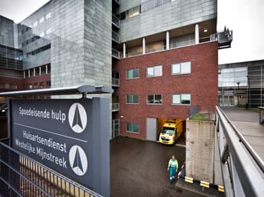 De foto toont de ingang van een spoedeisende afdeling van een ziekenhuis