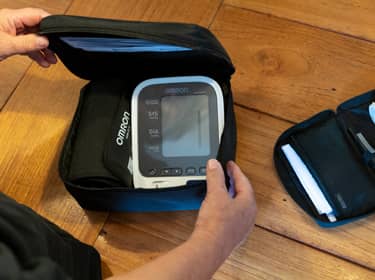 De fotot toont een hulpmiddel voor diabetespatiënten om hun bloedwaarden te meten