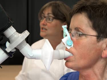 De foto toont een patiënt met cystische fibrose die een longonderzoek ondergaat